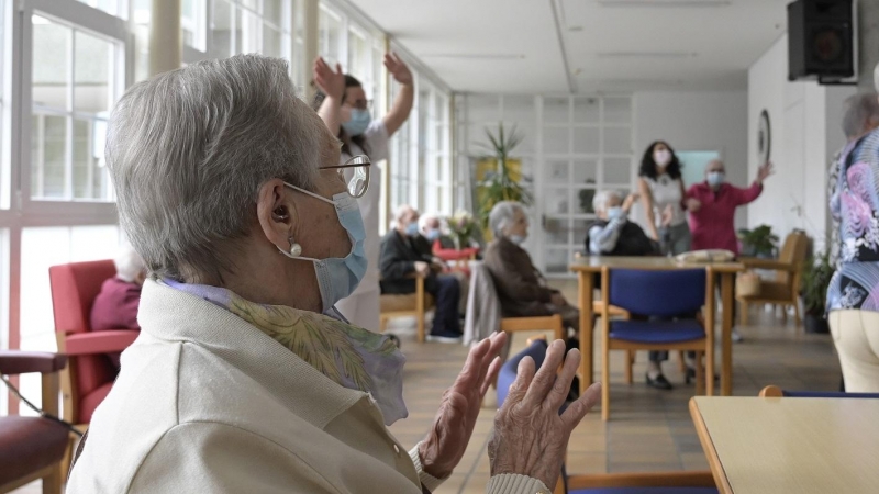 1/3/22-Varios ancianos en una de las salas de la Residencia de mayores de Carballo, a 19 de junio de 2021, en A Coruña, Galicia (España).