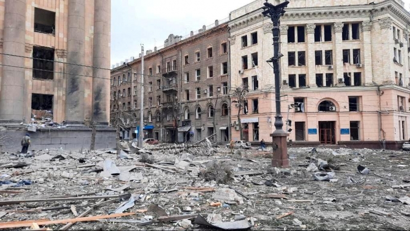 Una vista muestra el área cerca del edificio de la administración regional, que fue alcanzado por un misil según los funcionarios de la ciudad, en Kharkiv, Ucrania