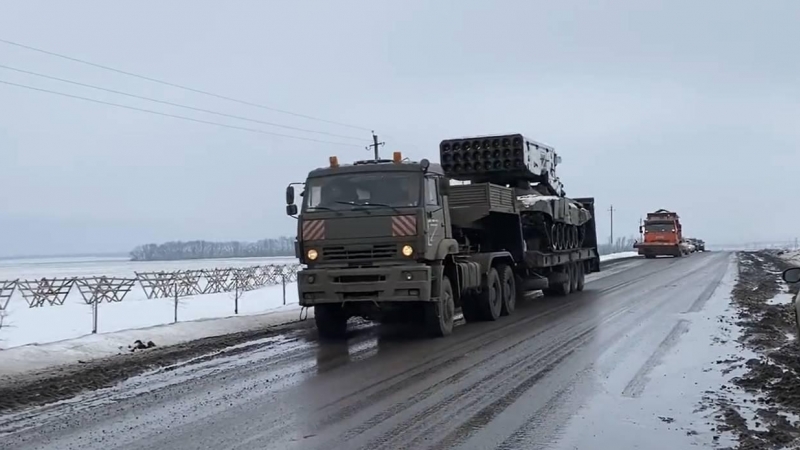 Captura de un vídeo publicado por el periodista Frederik Pleitgen de un vehículo acorazado T-72 que llevaban acoplados lanzamisiles tipo TOS-1.