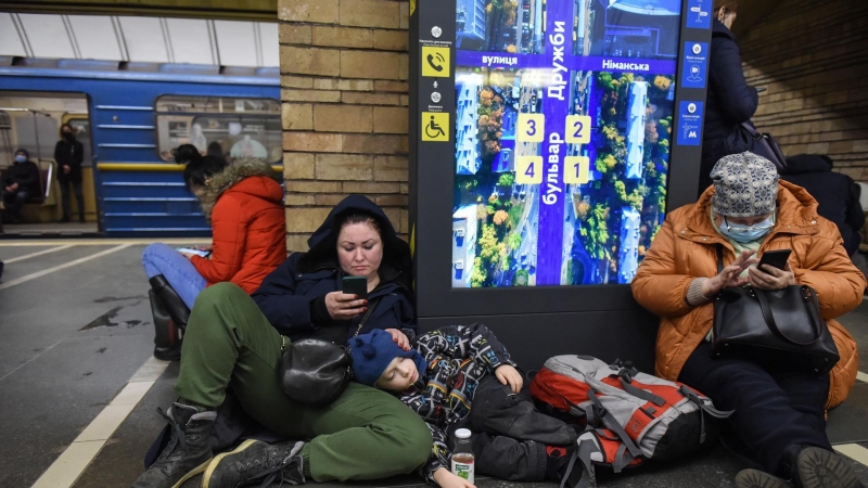 Dos mujeres, junto a un niño recostado, se refugian en el metro de Kiev el pasado 24 de febrero tras al ataque masivo de Rusia a Ucrania.