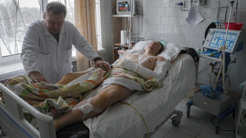 Un médico trata a un soldado ucraniano que resultó herido durante un bombardeo ruso durante la noche, en un hospital de Brovary, cerca de Kiev, Ucrania, este 1de marzo de 2022.
