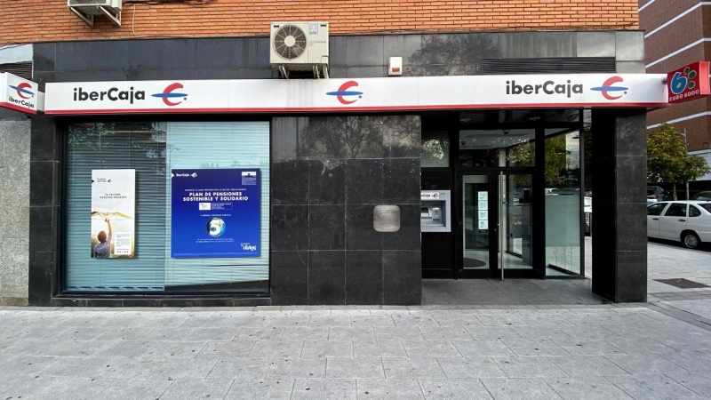 Exterior de una oficina de IberCaja en Madrid. E.P./Eduardo Parra