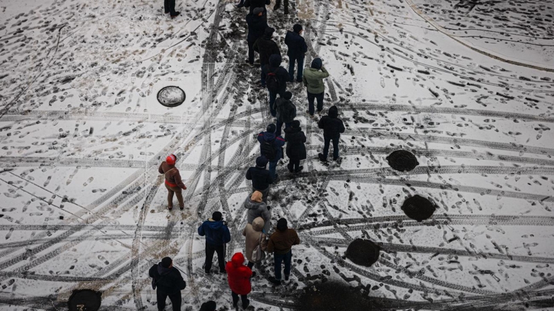 La gente hace fila para comprar comida frente a un supermercado en Kiev este martes, cuando un convoy de tropas rusas de 60 kilómetros de largo toma posiciones para cercar la capital tras seis día de invasión.