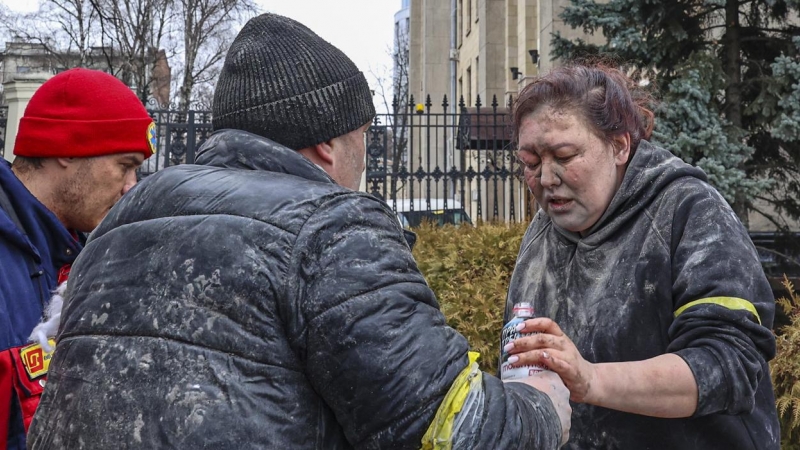 La gente ayuda a una mujer herida tras el bombardeo ruso en Járkov, Ucrania, el 1 de marzo de 2022.