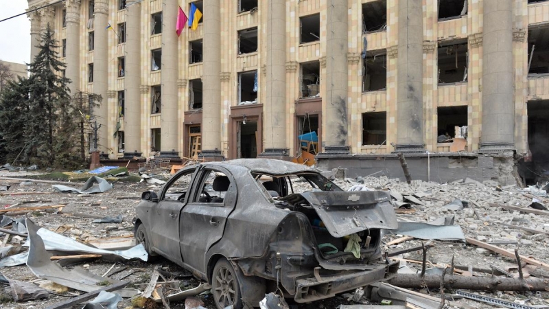 La plaza central de la segunda ciudad de Ucrania, Járkov, tras el bombardeo perpetrado por fuerzas rusas, a 1 de marzo de 2022.