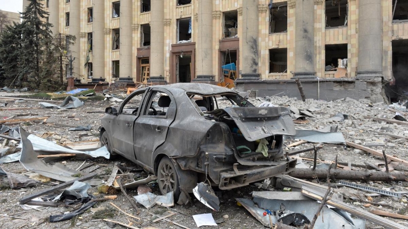 La plaza central de la segunda ciudad de Ucrania, Járkov, tras el bombardeo perpetrado por fuerzas rusas, a 1 de marzo de 2022.