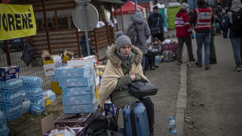Una mujer espera mientras en la frontera entre Ucrania y Eslovaquia, en el cruce fronterizo en Vysne Nemecke, Eslovaquia, el 1 de marzo de 2022.