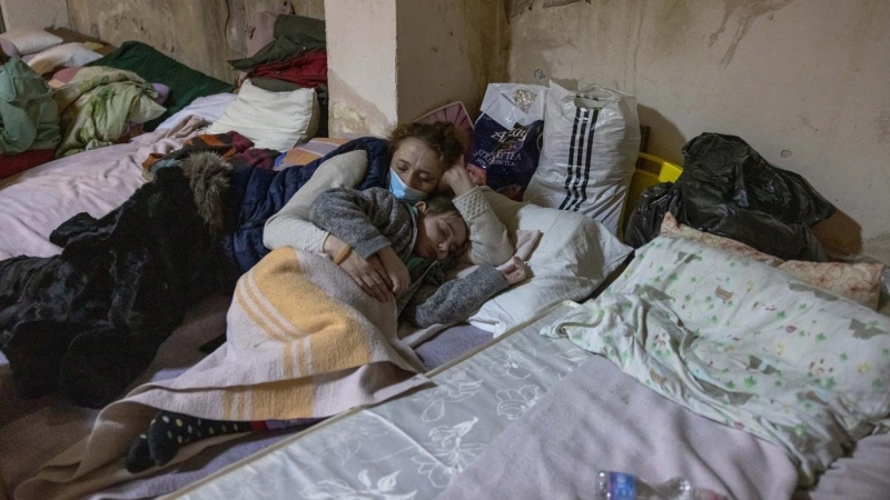 Una mujer y un niño duermen abrazados mientras se refugian en el sótano del Hospital Infantil Ohmadyt en Kiev, Ucrania, la noche del 1 de marzo