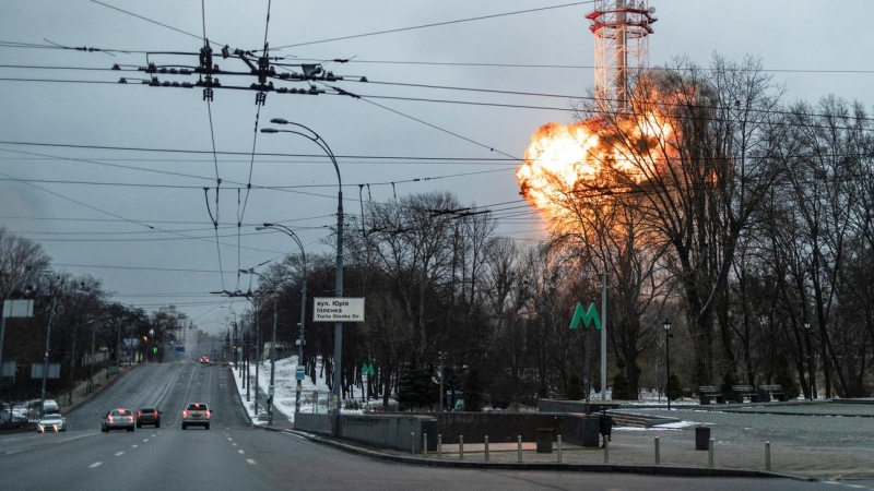 Imagen del impacto de artillería sobre la torre de telecomunicaciones de Kiev la tarde de este martes.