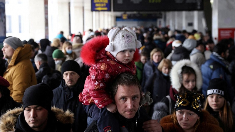 Cientos de personas tratan de abandonar Kiev, la capital de Urania, desde la estación central de trenes hacia la ciudad de Leópolis, a 70 kilómetros de la frontera con Polonia. Rusia ha anunciado un bombardeo sobre la ciudad y ha instado a los civiles a p