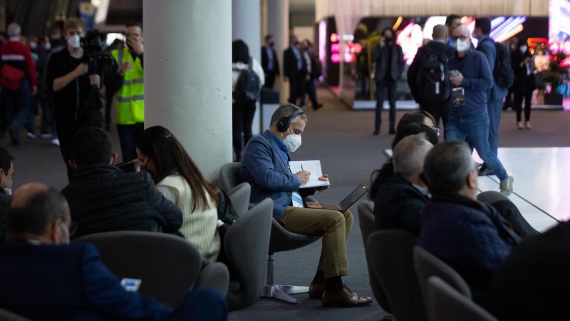 Varias personas en la inauguración del Mobile World Congress 2022, a 28 de febrero de 2022, en L'Hospitalet de Llobregat, Barcelona.