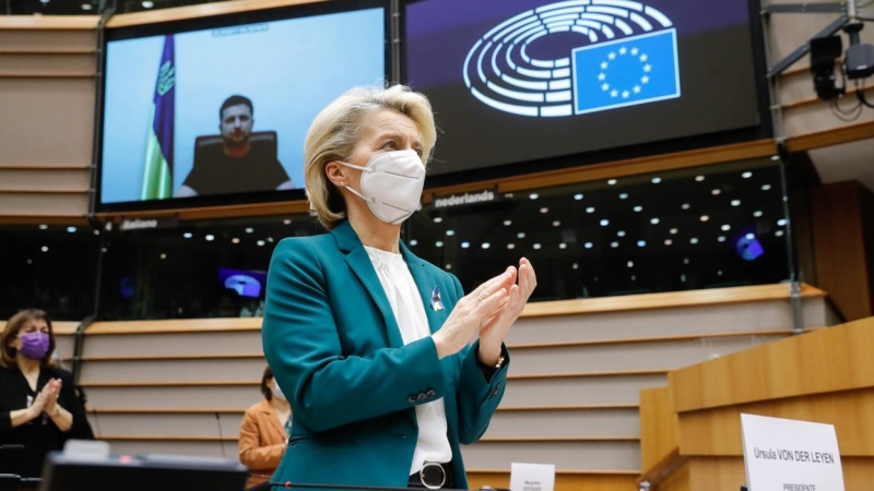 La presidenta de la Comisión Europea, Ursula von Der Leyen, aplaude tras la intervención del presidente de Ucrania, Volodymyr Zelenski, tras su intervención ante la Eurocámara.