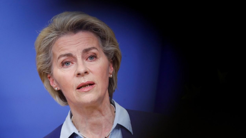 La presidenta de la Comisión Europea, Ursula von der Leyen, pronuncia una declaración tras la conclusión de una reunión de Ministros de Relaciones Exteriores de la UE sobre la crisis en Ucrania, en Bruselas, Bélgica, el 22 de febrero de 2022.