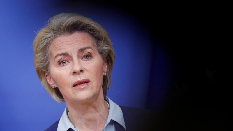 La presidenta de la Comisión Europea, Ursula von der Leyen, pronuncia una declaración tras la conclusión de una reunión de Ministros de Relaciones Exteriores de la UE sobre la crisis en Ucrania, en Bruselas, Bélgica, el 22 de febrero de 2022.