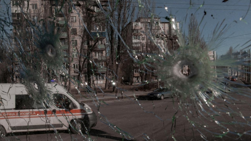 Un ambulancia vista a través de un cristal roto por disparos de bala, el pasado domingo, en Kiev, Ucrania.