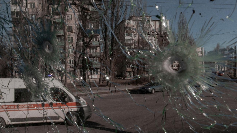 Un ambulancia vista a través de un cristal roto por disparos de bala, el pasado domingo, en Kiev, Ucrania.