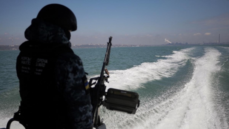 Guardas fronterizos ucranianos patrullan el Mar de Azov frente a la ciudad de Mariupol el 30 de abril de 2021.