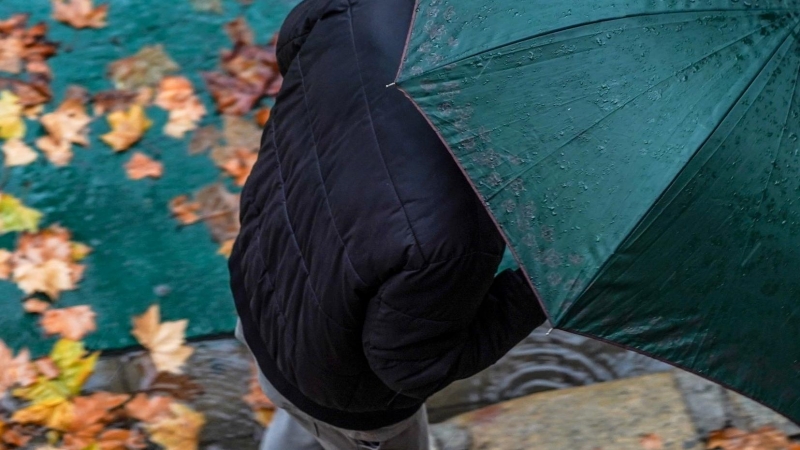 2/3/22-Ciudadanos con paraguas por las calles en un día de lluvias intensas y persistente en la capital andaluza, a 22 de diciembre 2021 en Sevilla (Andalucía).