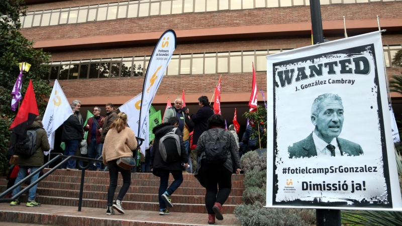 02/03/2022 - Concentració dels sindicats d'ensenyament davant la seu del Departament d'Educació.