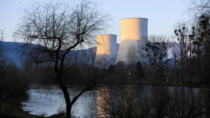 Vista general de las dos torres de enfriamiento de la central nuclear Electricité de France (EDF) , en Chooz.