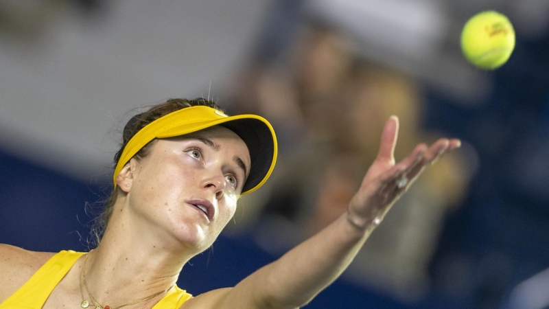 La tenista ucraniana Elina Svitolina lanza una bola contra la rusa Anastasia Potapova