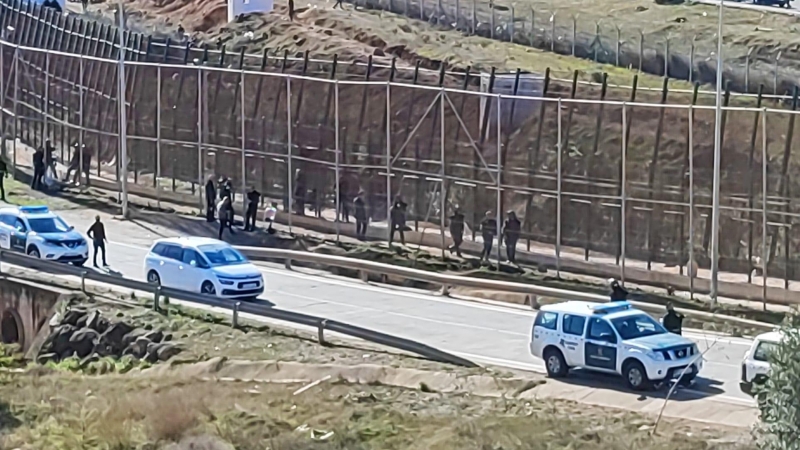Patrullas de la Guardia Civil junto a la valla de Melilla este 2 de marzo de 2022, cuando cerca de 2.500 migrantes han intentado cruzar hacia España.