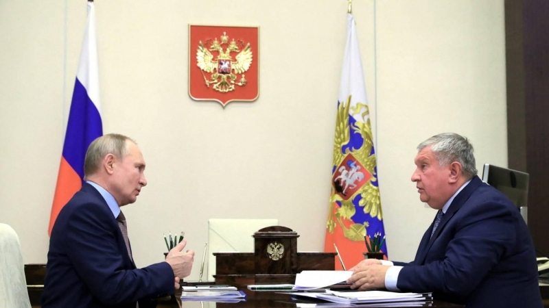 Vladimir Putin conversa en su despacho de Moscú con el oligarca Igor Sechin,  director ejecutivo de la petrolera estatal Rosneft, el 15 de febrero de 2021.