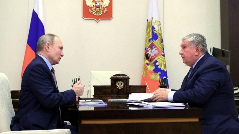 Vladimir Putin conversa en su despacho de Moscú con el oligarca Igor Sechin,  director ejecutivo de la petrolera estatal Rosneft, el 15 de febrero de 2021.