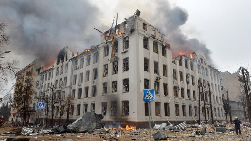 Bomberos trabajan para apagar un incendio en un edificio de la Universidad de Járkov, en Ucrania, supuestamente bombardeado por Rusia. Fotografía de 2 de marzo de 2022.