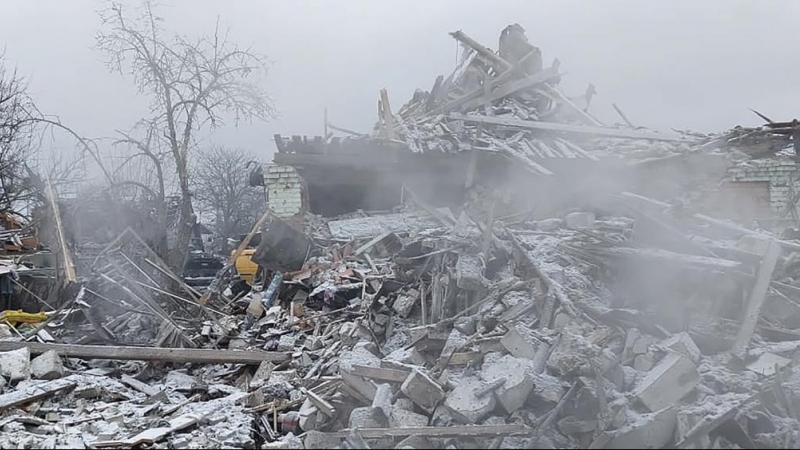 Una foto de un folleto publicada por el servicio de prensa del Servicio Estatal de Emergencia de Ucrania muestra las secuelas de un bombardeo en Zhytomyr, Ucrania, el 2 de marzo de 2022.