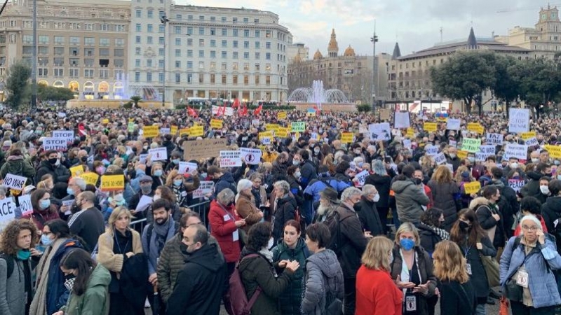 Una imatge de la plaça Catalunya plena de gom a gom aquesta tarda en rebuig a la guerra.