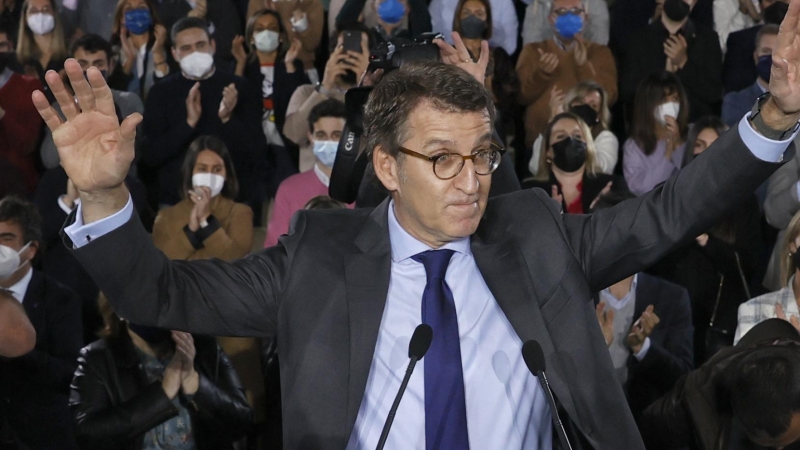 Alberto Núñez Feijóo, a su llegada a la dirección del PP de Galicia, antes de confirmar su candidatura a presidir el partido.