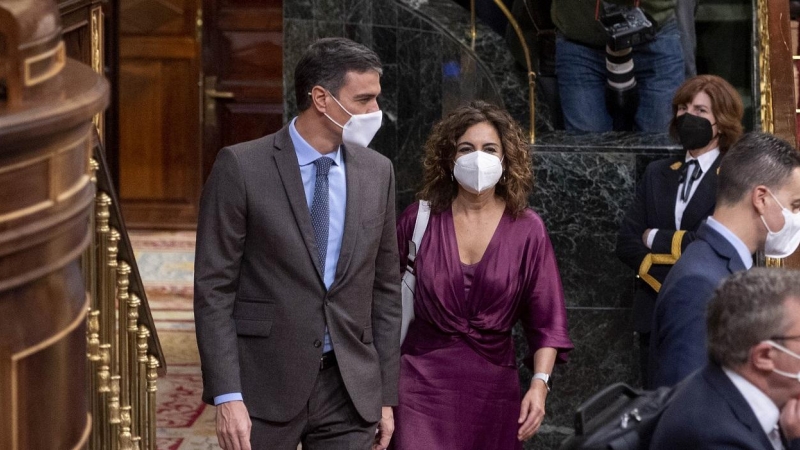 El presidente del Gobierno, Pedro Sánchez, y la ministra de Hacienda, María Jesús Montero, a su llegada a una sesión plenaria en el Congreso de los Diputados. E.P./Alberto Ortega