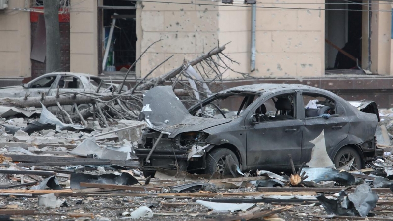 El estado de una zona de la ciudad de Járkov, en Ucrania, tras un bombardeo ruso.