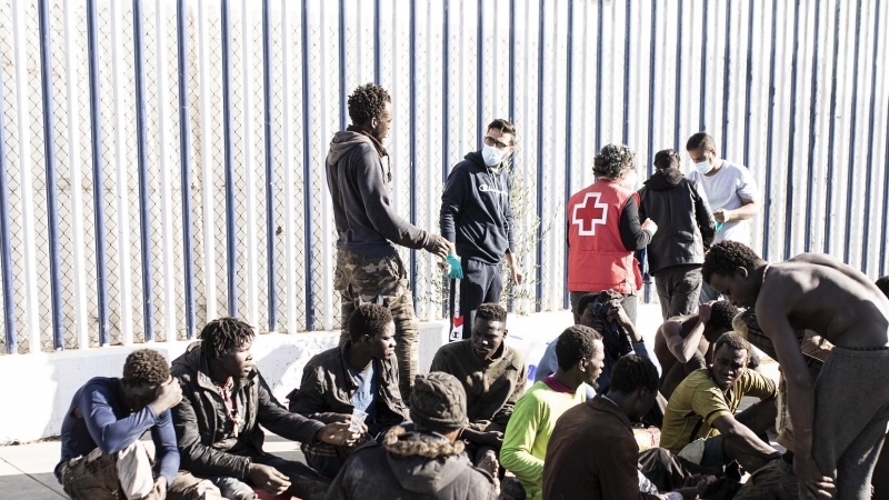 3/3/22-Varios migrantes son atendidos por personal de la Cruz Roja, tras saltar la de Melilla, a 2 de marzo de 2022, en Melilla (España).