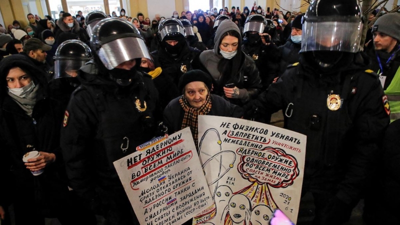 Varios agentes rusos escoltan a la anciana Yelena Osipova durante una protesta contra la invasión rusa de Ucrania, en San Petersburgo, Rusia, a 2 de marzo de 2022.