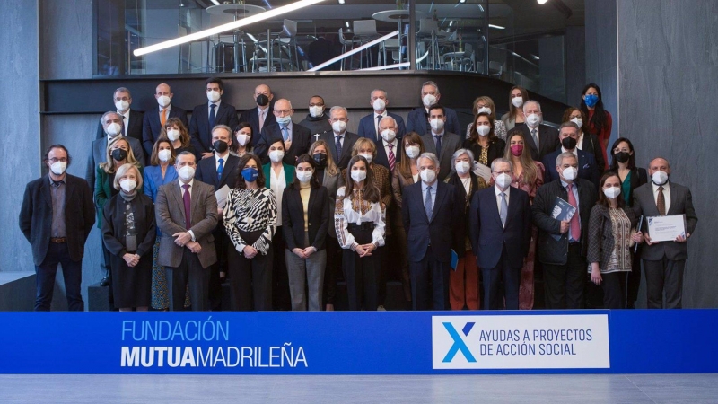 Foto de familia de las entidades que han recibido las ayudas de la Fundación Mutua Madrileña a proyectos de acción social con la reina Letizia, la ministra de Justicia, Pilar Llop, y el presidente del Grupo Mutua y su fundación, Ignacio Garralda.