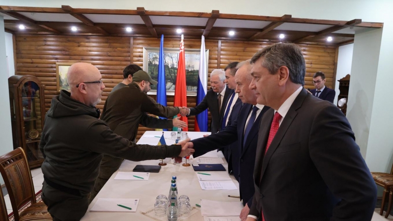 03/03/2022 Miembros de las delegaciones rusa (derecha) y ucraniana (izquierda) durante las negociaciones del alto el fuego entre Rusia y Ucrania EFE