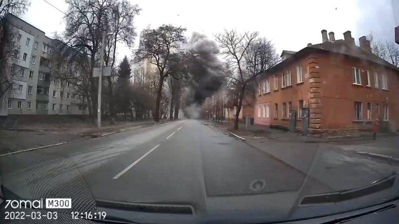 El video de la cámara de un coche capta el instante posterior a la explosión de un ataque con misiles durante la invasión de Rusia en Chernihiv, Ucrania, este 3 de marzo de 2022.