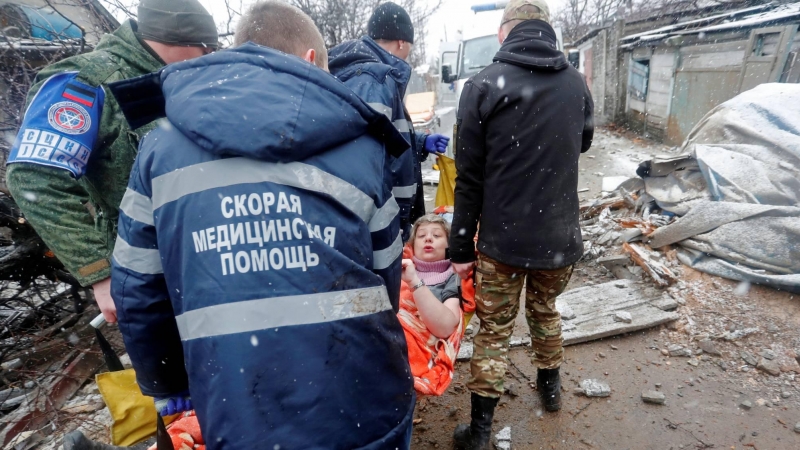 Una mujer herida es sacada de una casa dañada tras un bombardeo en la ciudad de Donetsk, Ucrania, controlada por los separatistas este 3 de marzo de 2022.