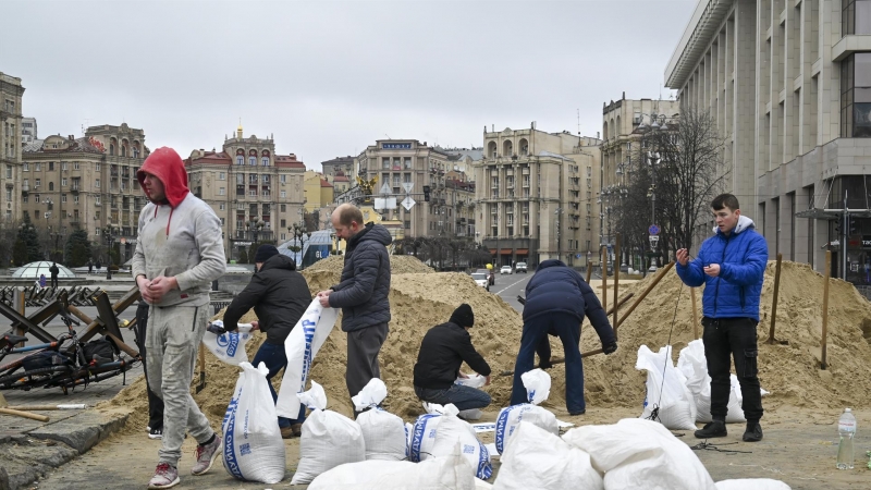 Unos hombres preparan sacos con tierra para colocarlos a modo de barricadas en la plaza de la Independencia de Kiev (Maidán) en Ucrania este 3 de marzo de 2022.