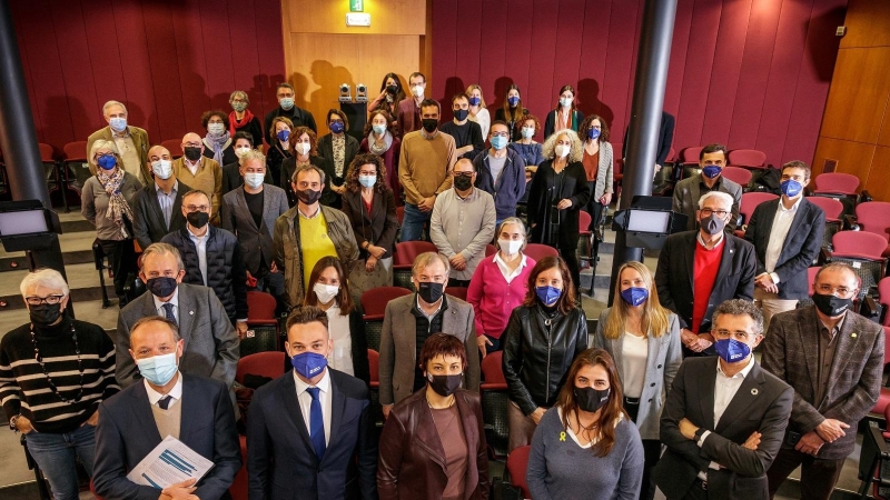 Foto de família després de la presentació de l'informe.