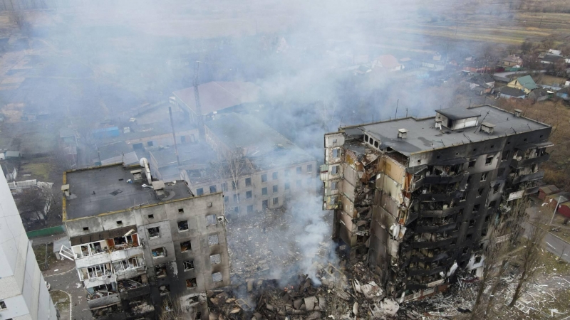 Una vista aérea muestra un edificio residencial destruido por los bombardeos en el asentamiento de Borodyanka en la región de Kiev, Ucrania, el 3 de marzo de 2022.