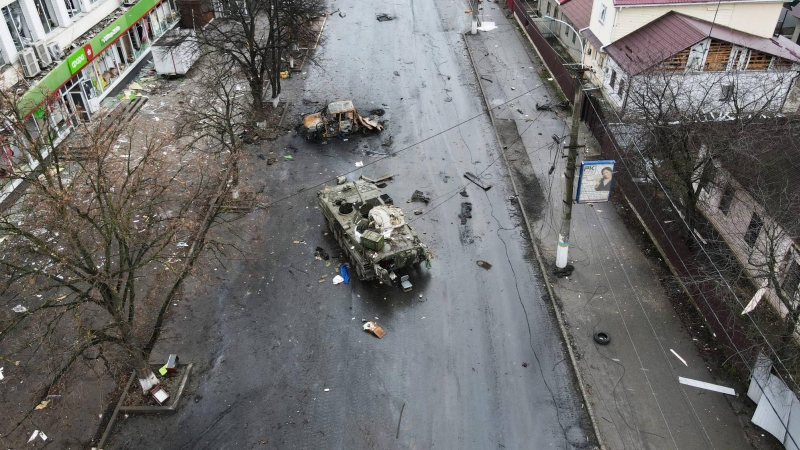 Un vehículo blindado destruido se ve en una calle del asentamiento de Borodyanka, en la región de Kiev (Ucrania) este 3 de marzo de 2022.