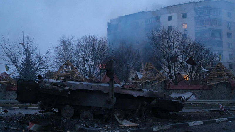 Un vehículo blindado destruido se ve en una calle después de un bombardeo reciente en el asentamiento de Borodyanka en la región de Kiev (Ucrania) este el 2 de marzo de 2022.