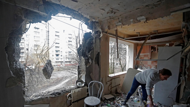 Una mujer inspecciona los escombros dentro de un apartamento de un edificio residencial, que según los lugareños fue dañado por los recientes bombardeos, en la ciudad de Horlivka (Gorlovka), controlada por los separatistas, en la región de Donetsk (Ucrani