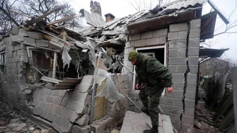 Un militante prorruso camina cerca de los edificios que, según los lugareños, fueron destruidos por los recientes bombardeos en la ciudad de Donetsk, Ucrania, controlada por los separatistas, este 1 de marzo de 2022.