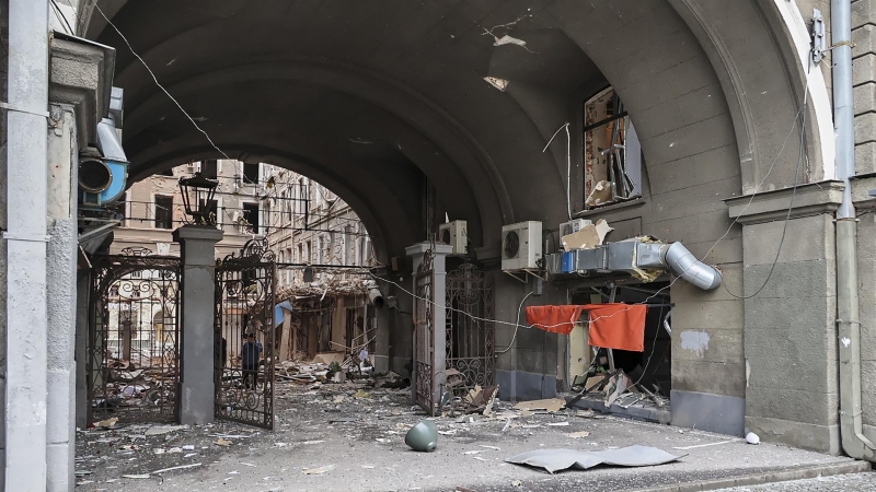 Vista general de los daños tras el bombardeo de edificios en el centro de Kharkiv, Ucrania,  este 3 de marzo de 2022.