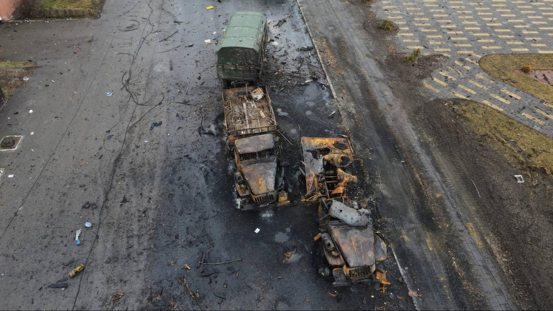 Los vehículos militares rusos destruidos se ven en una calle del asentamiento de Borodyanka (Ucrania) este 3 de marzo de 2022.