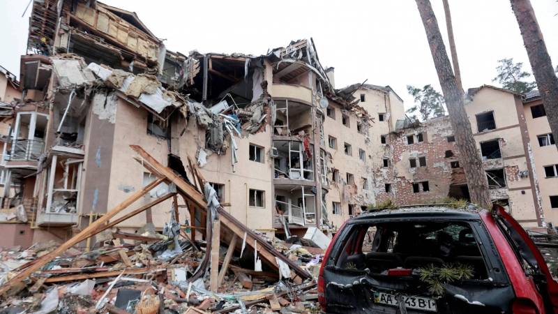 Una vista muestra un edificio residencial destruido por los recientes bombardeos, en la ciudad de Irpin (Ucrania) este 2 de marzo de 2022.